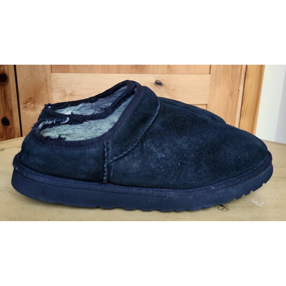 UGG Sz 11 Black Suede Shearling Classic Slipper Slip On Loafer Minimalist Scandi